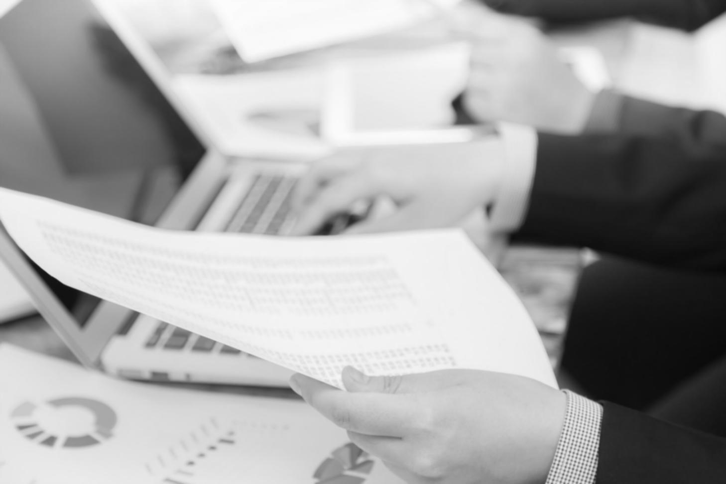 Análisis financiero profesional con gráficos y datos de mercado