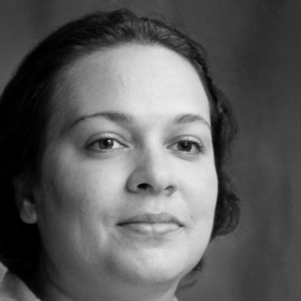 Retrato profesional de Patricia Vega, analista senior especializada en herramientas de análisis fundamental